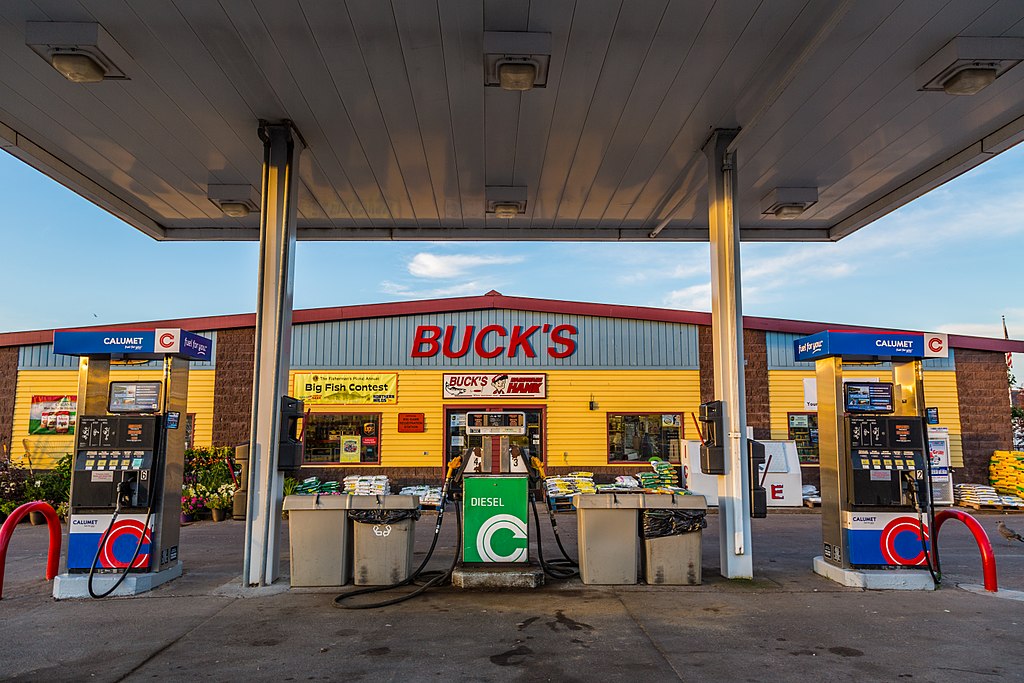 1024pxBucks_Calumet_Gas_Station_and_Hardware_Hank_Store_37383424000